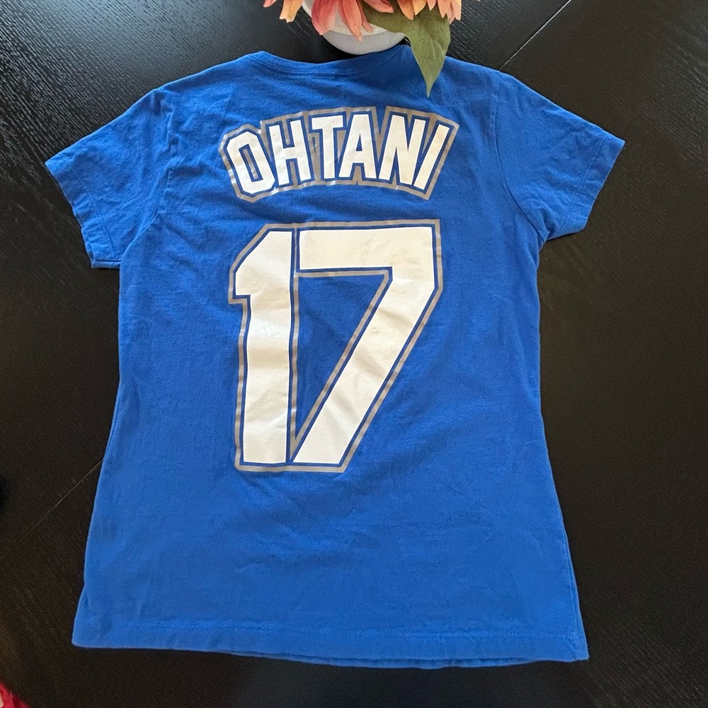 Dodgers team blue #17 Shohei Ohtani v neck Tshirt. Women’s Size Large, preowned